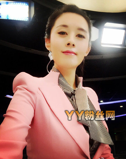 央视女主播李蕊个人资料 李蕊私房照清新可人被赞氧气美女