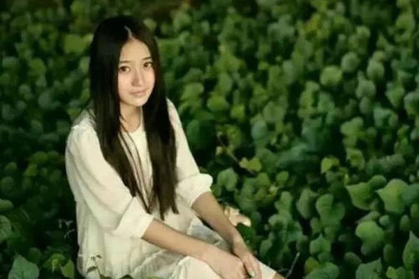 女命华盖长相 远离俗世气质不凡的浮萍女