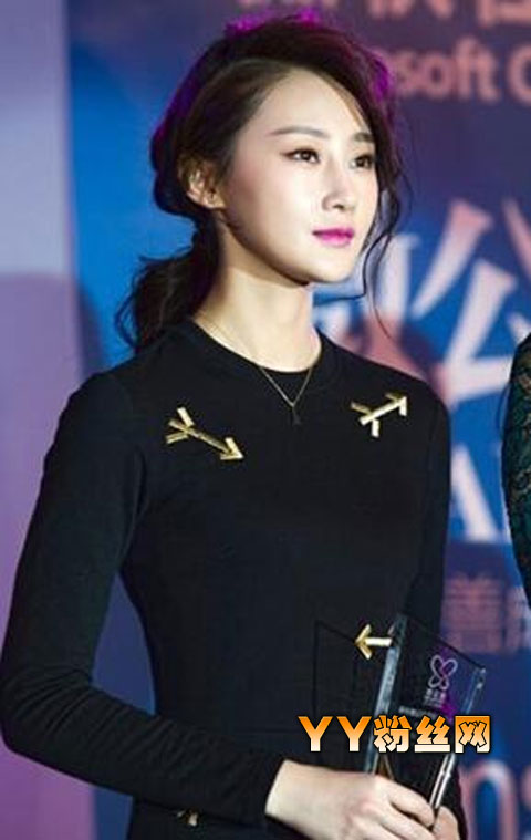 ��һɽ�»�Ů�������������������㱳 �����ǳ�����Ů��