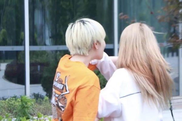 ��ܿ����les�� ��Ů�����ֶ��Ų�������ͨŮ������