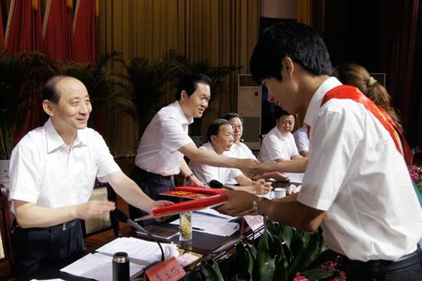 贝志诚跟朱令什么关系 有背景被认为是凶手辍学怎么回事