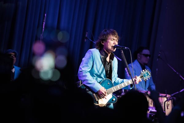 伍佰个人资料图片 老歌再度翻红是一种什么体验