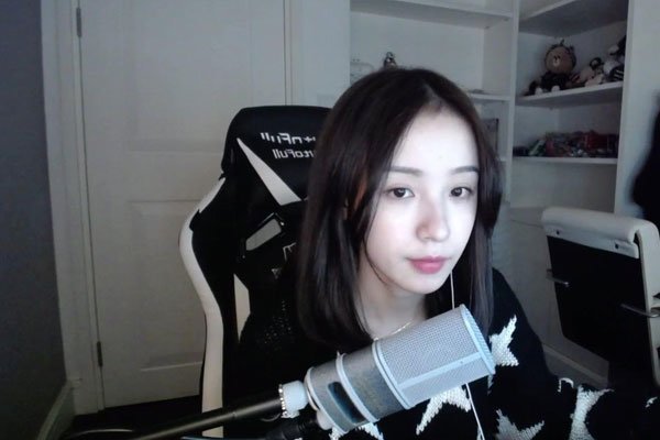 周二珂公布恋情 斗鱼最火的美女现在发展怎么样