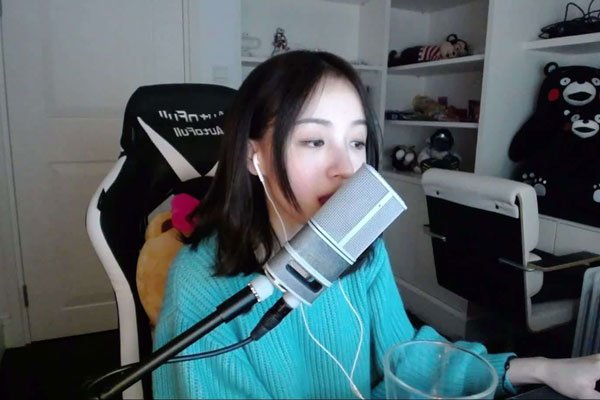 周二珂公布恋情 斗鱼最火的美女现在发展怎么样