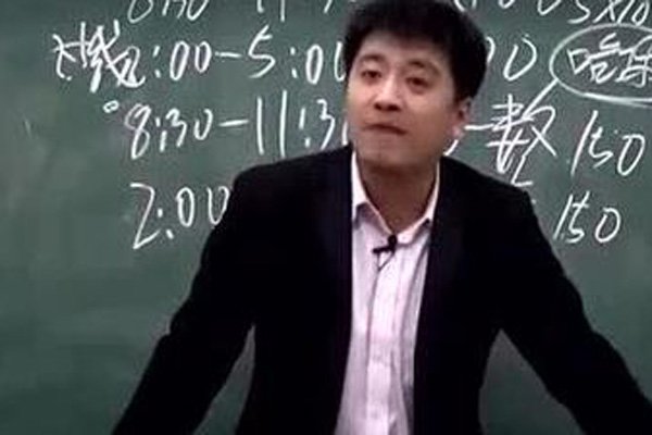 ֣�ݴ�ѧ������ѩ�� ѧУʱ���չ���������츳