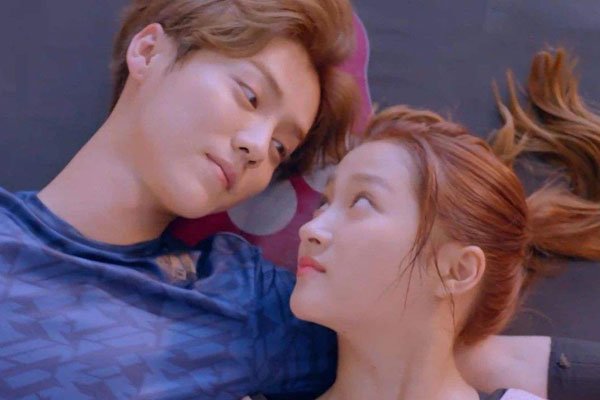 关晓彤和鹿晗结婚了吗 毕业结婚两人曝光率都不一样