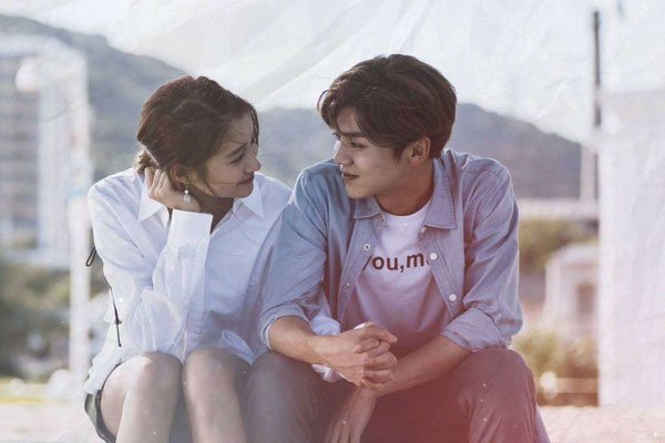 关晓彤和鹿晗结婚了吗 毕业结婚两人曝光率都不一样