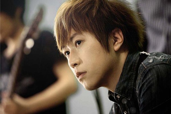 陈信宏承认开嗓针 成年人的心酸吃药也要坚持