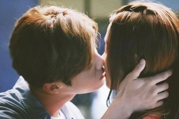 关晓彤和鹿晗的热吻图片 粉丝脱粉人气过气后悔吗