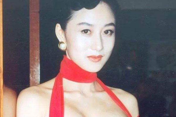 靓足100分利智透点 两点太突出红衣服好诱人