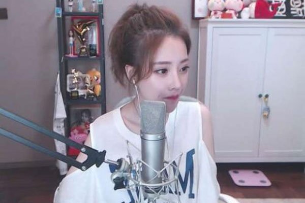 冯提莫会计事件 有男女关系的人不是她那会是谁