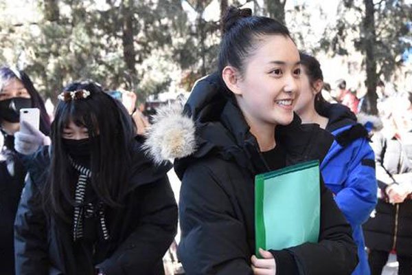 蒋依依素颜丑照 中戏校花这名她担得起吗