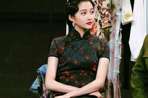 关晓彤旗袍造型曝光 身材很好大长腿鹿晗有福了