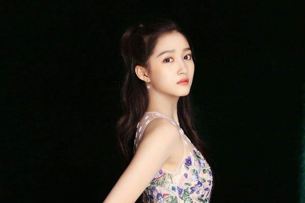 关晓彤旗袍造型曝光 身材很好大长腿鹿晗有福了