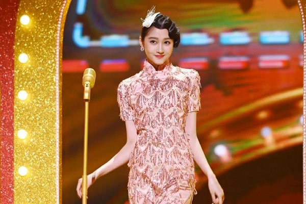 关晓彤旗袍造型曝光 身材很好大长腿鹿晗有福了