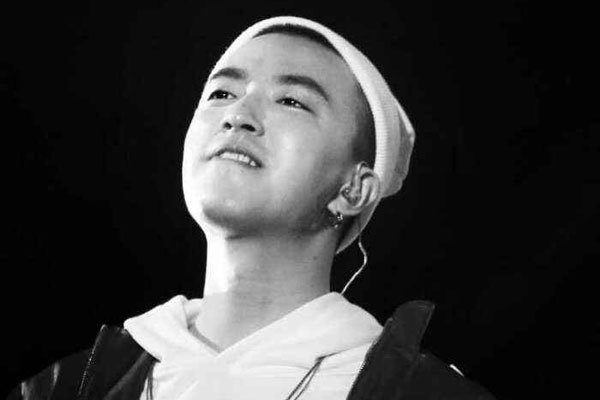 jonyjŮ������˭��ʲô���� δ�������Ѿ��к�����