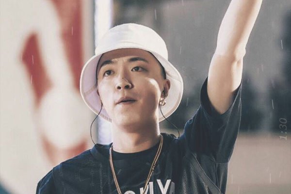 jonyjŮ������˭��ʲô���� δ�������Ѿ��к�����