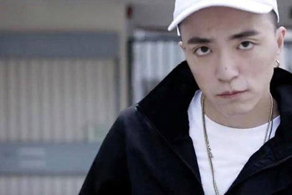 jonyjŮ������˭��ʲô���� δ�������Ѿ��к�����