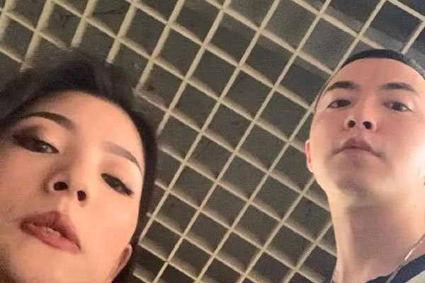 jonyjŮ������˭��ʲô���� δ�������Ѿ��к�����