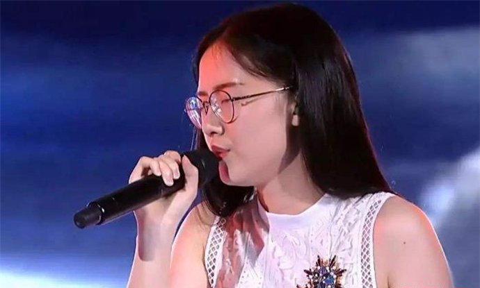 郭沁的腿是怎么回事 因为脚受伤坐在椅子上唱歌