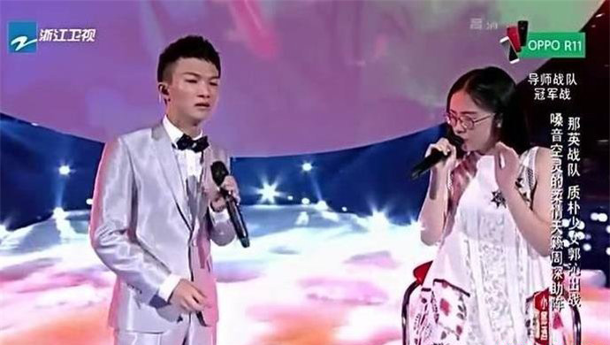 郭沁的腿是怎么回事 因为脚受伤坐在椅子上唱歌