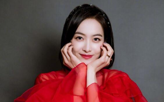 ���󹫿������Լ��ѵ��� ��������Ů������˭