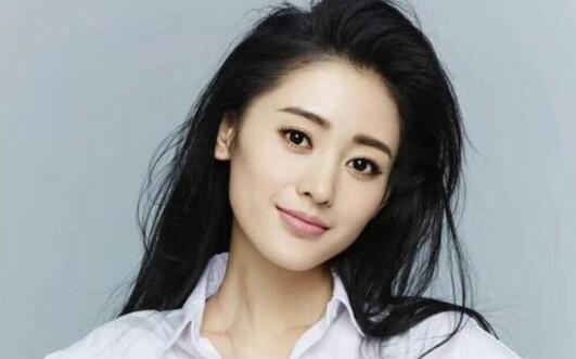 ���󹫿������Լ��ѵ��� ��������Ů������˭