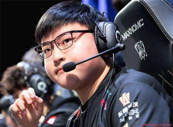 简自豪为什么叫乌兹 uzi简自豪年薪多少