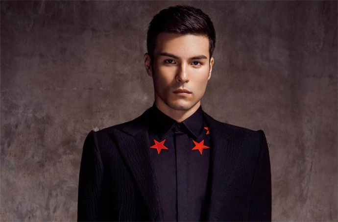 凤小岳是哪国混血 凤小岳个人资料家庭背景