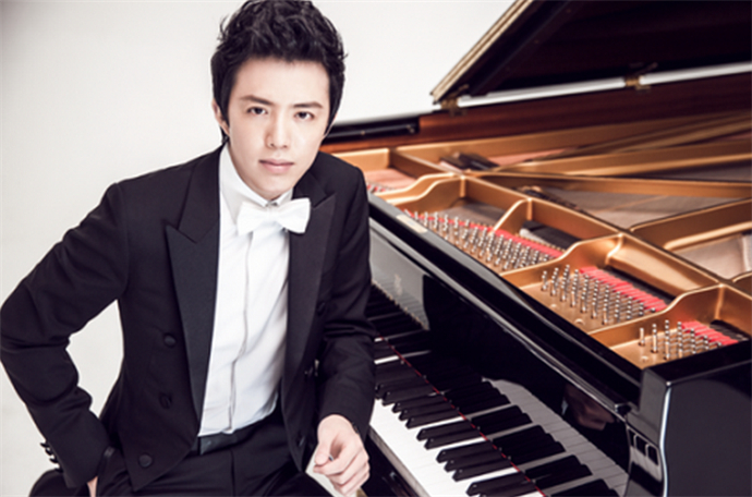 李云迪新女友是否属实 和神秘女子一身黑色系衣服