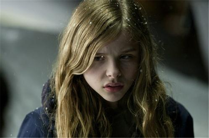 科洛格蕾丝莫瑞兹三级怎么回事 和一个男子拥吻的照片