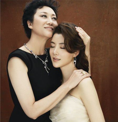 车晓彤的现任妻子何洁照片 车晓彤和车晓的关系