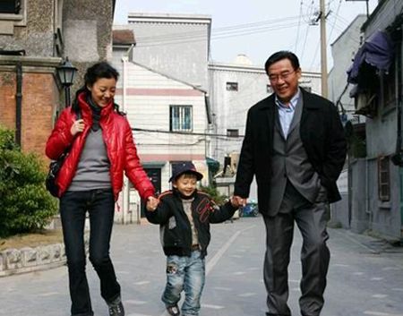 车晓彤的现任妻子何洁照片 车晓彤和车晓的关系