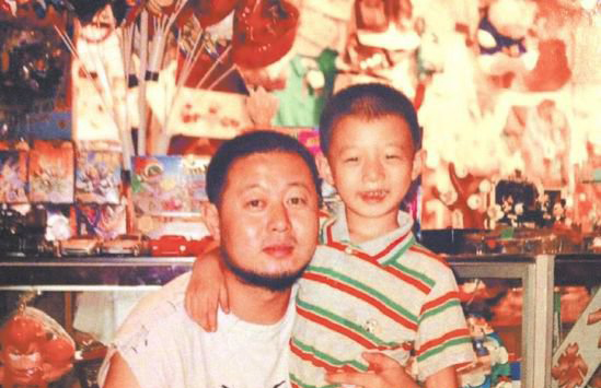 霍尊的老爸是谁啊 小时候和父亲合照