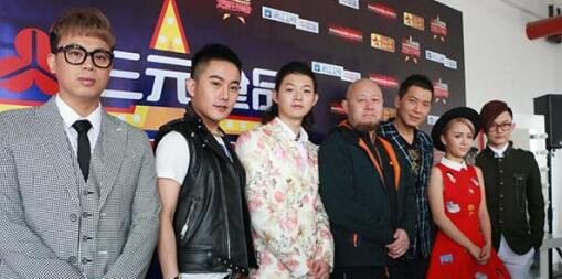 霍尊的老爸是谁啊 小时候和父亲合照