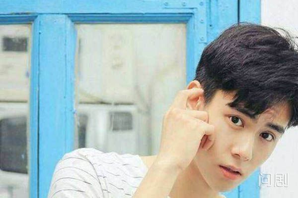 ��һ��ǰŮ���¼���ϸ ��һ��ѧУʱ��Ů����Ƭ