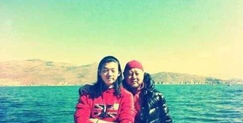 霍尊的老爸是谁啊 小时候和父亲合照