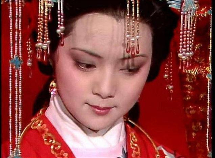 薛宝钗是人是鬼 红楼梦中薛宝钗早就死了吗