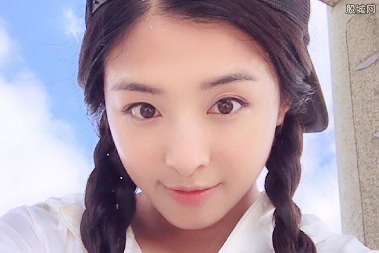 �ź��ϵ��귢����ʲô�� ����Ů����һ���ɵ�