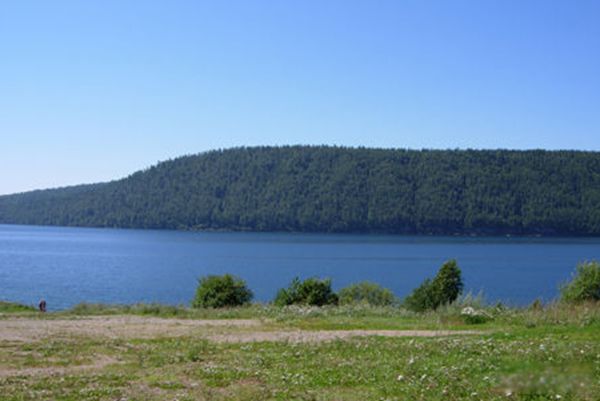 贝加尔湖最深处多少米 在哪个国家什么时候划给俄罗斯的