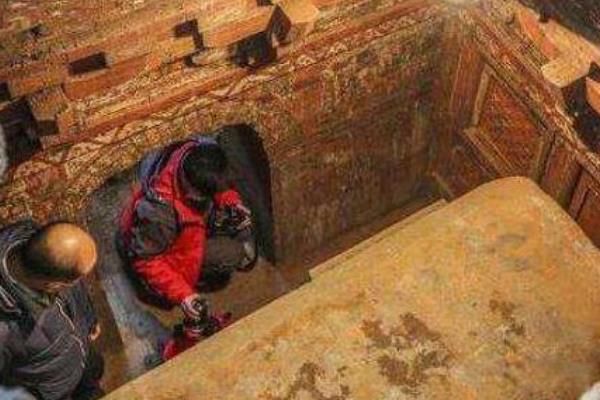 Ҧ���ҵ�����Ĺ��˭�� ��Ĺ��һ�˵�ȡ�˶�������