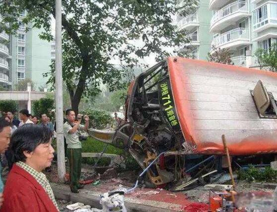 重庆711路公交车灵异事件 死亡的人数就达到了22人