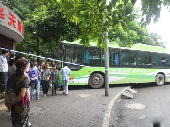 重庆711路公交车灵异事件 死亡的人数就达到了22人