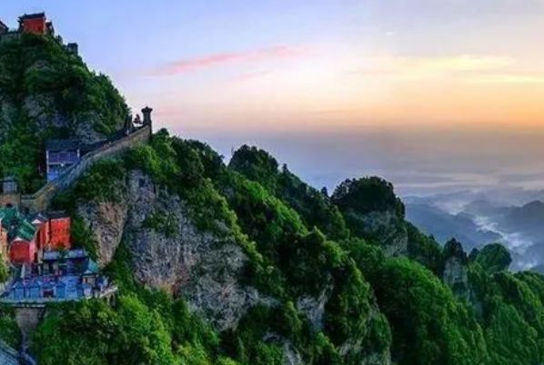 �������µ�һɽ֮�Ƶ�������ɽ ���µ�һɽ��̩ɽ���ǻ�ɽ