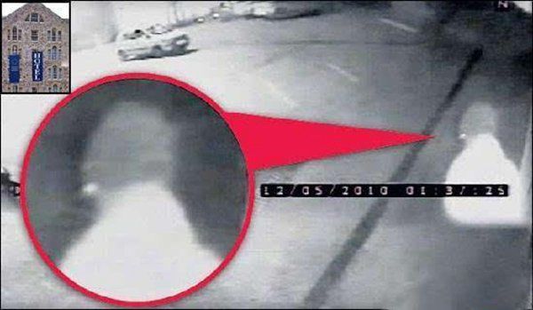 诡异事件真人真事 照片上鬼影竟是42年前的自己感到毛骨悚然