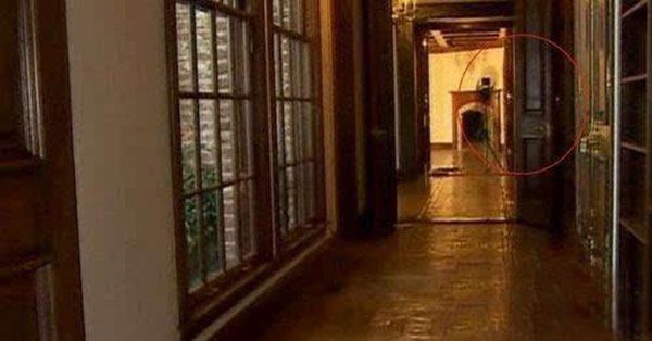 诡异事件真人真事 照片上鬼影竟是42年前的自己感到毛骨悚然