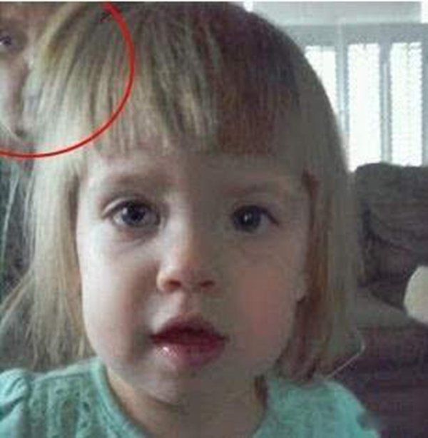 诡异事件真人真事 照片上鬼影竟是42年前的自己感到毛骨悚然