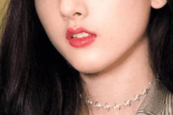 ӣ��С����ʲô���� ����Ů���촽�����������ʫ