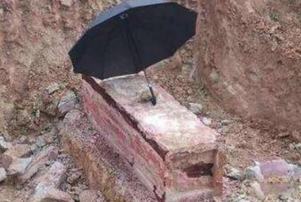 Ů������ײ��ڲ��� Ůʬ�ڹײ��������ӵ�����