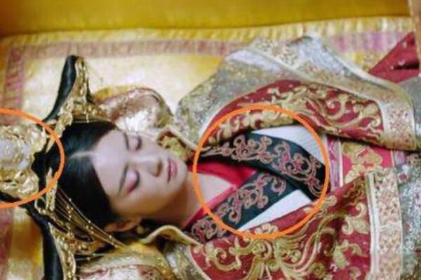 Ů������ײ��ڲ��� Ůʬ�ڹײ��������ӵ�����